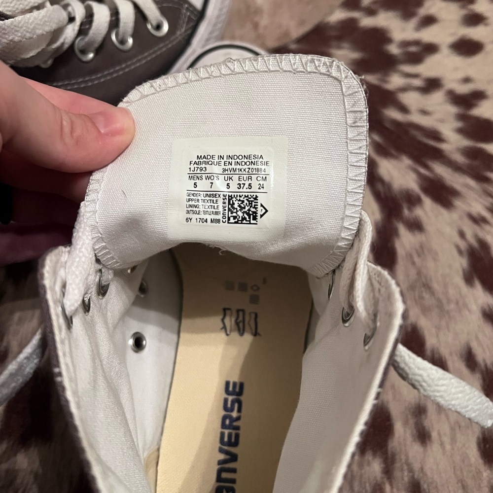 Women’s sz 7 converse high tops